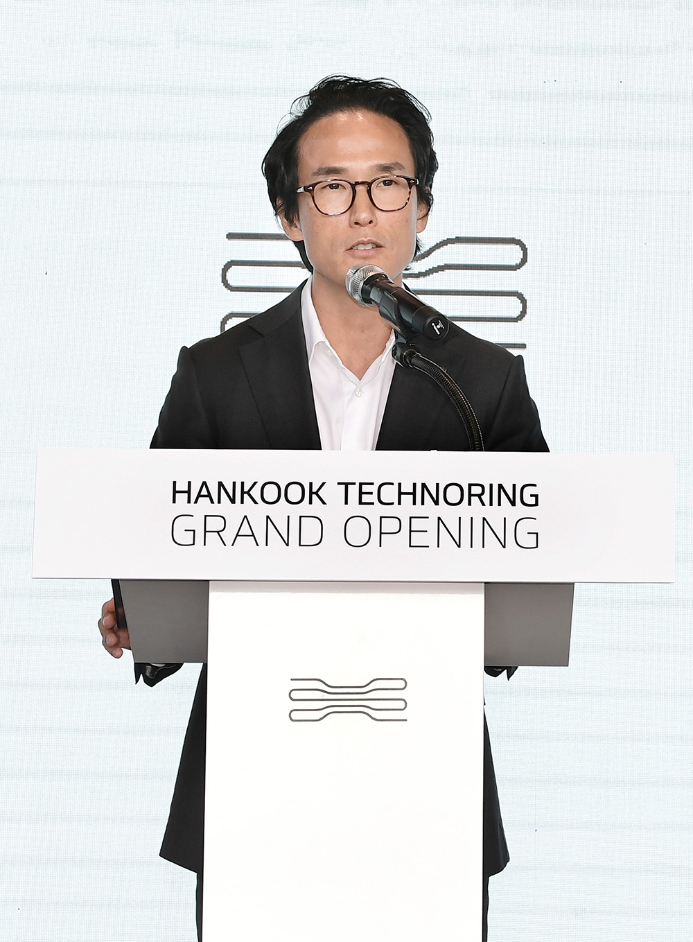 hyunbumcho,présidentetpdgdehankookcompany,prononceundiscoursdebienvenuelorsdelacérémonied'inaugurationdehankooktechnoringle25mai2